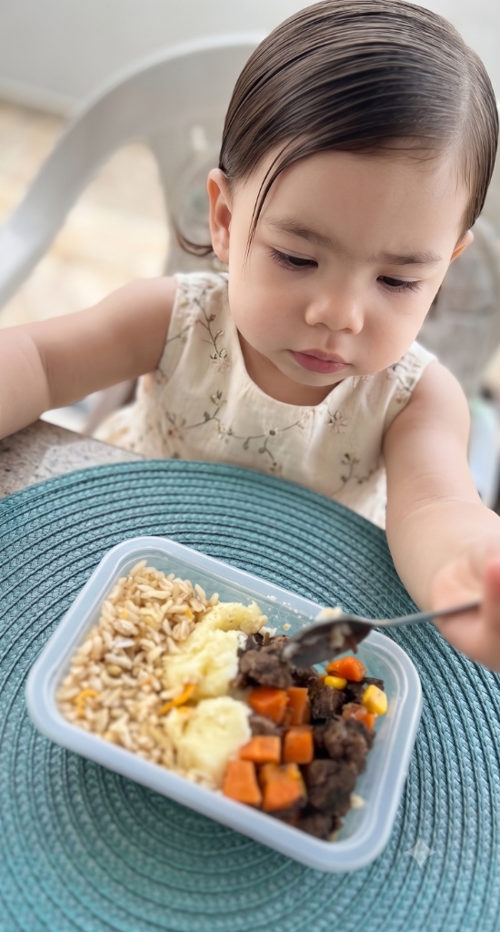 Criança comendo