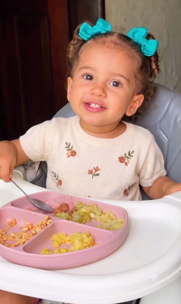Criança comendo