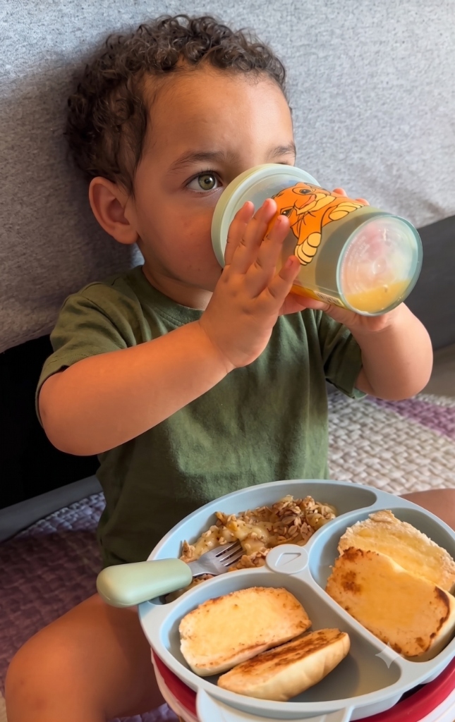 Criança comendo